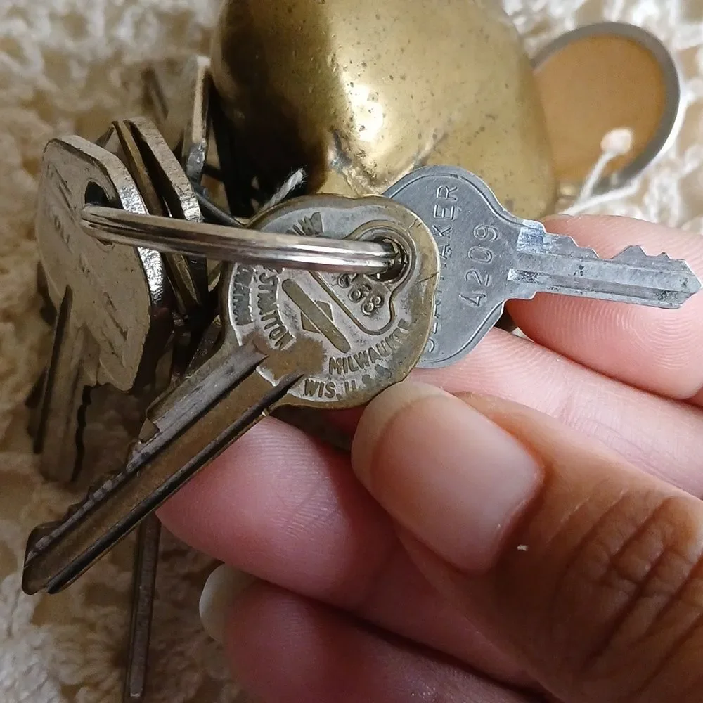 Vintage Brass Heart Shaped 2.5 inch Key‎ Chain with 13 Keys